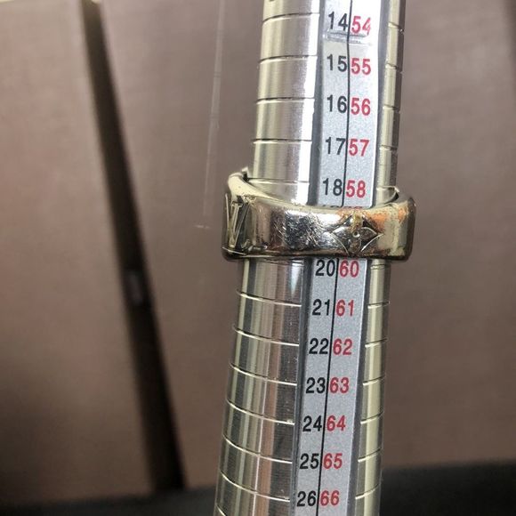 LOUIS VUITTON Monogram Silver Plated Signet Unisex Ring Sz 9 (US SIZE) - Picture 11 of 13